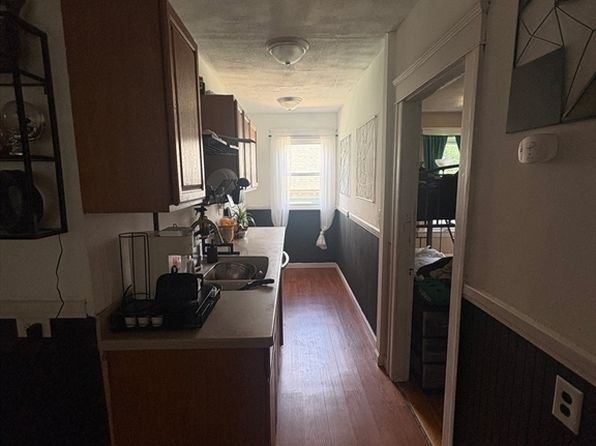 Photo 9 of 33 Barnes Ave